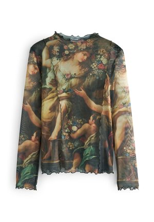 Przezroczysta bluzka z długim rękawem z beżowym, zielonym i kwiatowym renesansowym motywem malarskim przedstawiającym kobiety i cherubiny sięgające po kwiaty.