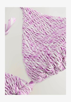 Haut de bikini rayé violet et blanc avec un tissu texturé et froncé. Dispose de bretelles ajustables et d'une forme triangulaire.