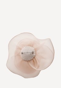 Cvijetni broš od svijetloružičastog prozirnog materijala s okruglom bazom od filca i metalnom sigurnosnom iglom na poleđini.