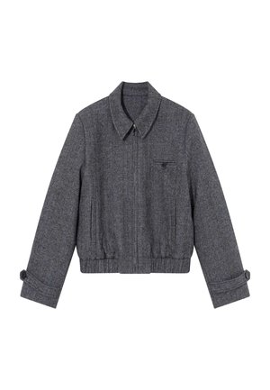Giacca grigia corta realizzata in un mix di lana con texture, con colletto, chiusura frontale con zip, tasche laterali e polsini con bottoni.