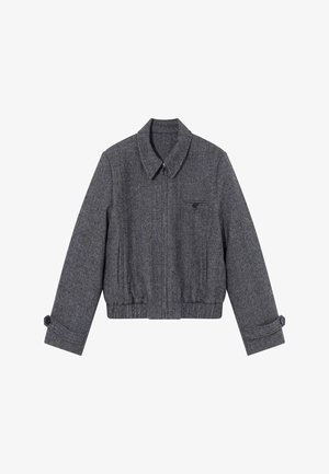 Veste grise coupée en mélange de laine texturé, avec un col, une fermeture éclair frontale, des poches latérales et des poignets boutonnés.