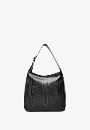 Schwarze Leder-Umhängetasche mit Schlangenleder-Textur, verstellbarem Riemen und "LASOCKI"-Logo auf der Vorderseite.