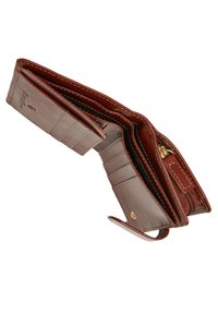 Billetera de cuero marrón con múltiples ranuras para tarjetas, un bolsillo con cremallera y costuras en contraste; plegada abierta para mostrar el interior.