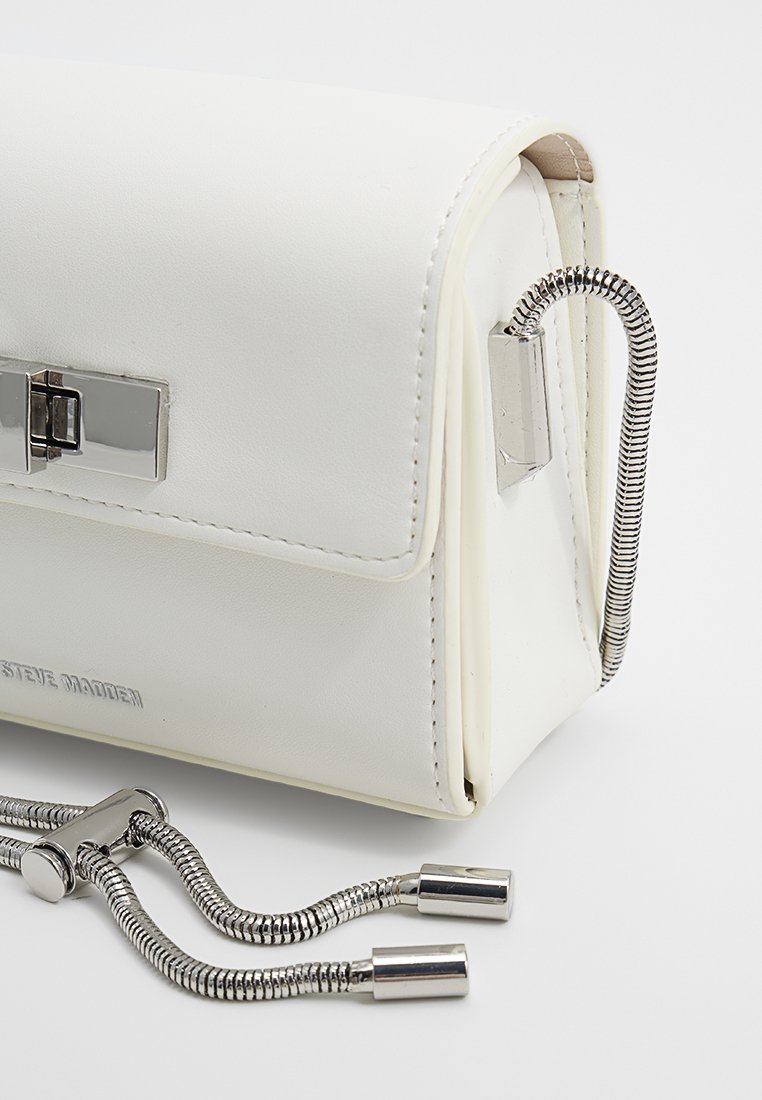 Weiße rechteckige Handtasche mit silbernem Verschluss und verstellbarem silbernem Kettenriemen auf weißem Hintergrund.
