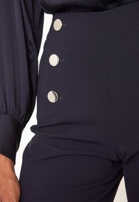 Maison 123 Pantalon classique - bleu marine