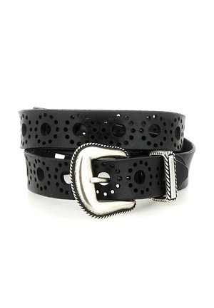 Cintura in pelle nera con perforazioni decorative circolari e fibbia in metallo argentato con motivo a corda intrecciata.