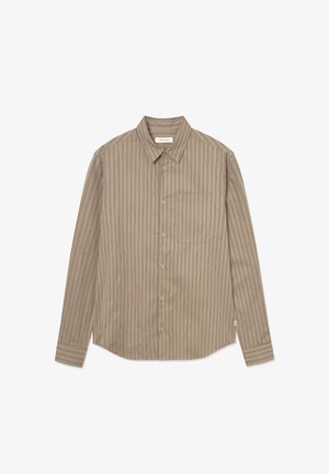 Camisa de botón de manga larga en color beige con rayas verticales. Presenta un cuello clásico, un bolsillo en el pecho y un dobladillo curvo.