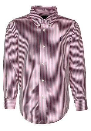 Camicia da uomo a maniche lunghe con sottili strisce verticali rosse e bianche, colletto con bottoni e piccolo logo ricamato sul petto.