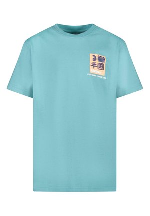 Lichtblauw T-shirt met korte mouwen en ronde hals en een klein beige lapje op de borst met abstracte marineblauwe ontwerpen en witte tekst.