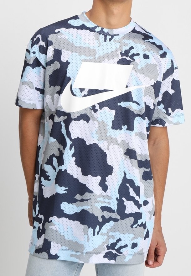 Herrarnas kortärmade T-shirt i ett blått och grått camouflage-mönster, med en stor vit Nike-logga på framsidan och en mesh-struktur.