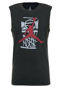 Černý bavlněný tank top bez rukávů s velkým červeným a bílým grafikou skákající postavy a basketbalového míče na přední straně.