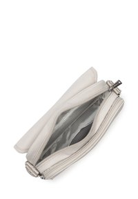 Pochette grigia chiara realizzata in materiale sintetico liscio. Presenta una chiusura con cerniera superiore e un singolo scomparto foderato in tessuto argentato.