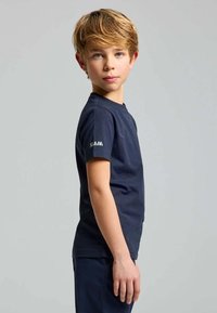 T-shirt blu navy a maniche corte realizzata in tessuto traspirante, con collo a giro e logo sulla manica sinistra. Design semplice e aderente.