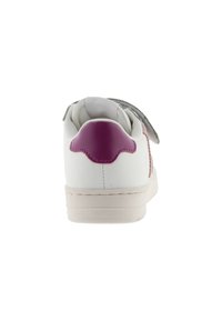 Baskets blanches avec un accent violet au niveau du talon, une sangle en velcro grise et un panneau latéral rose. Matière en cuir lisse et semelle texturée.