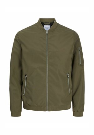 Olivengrønn bomberjakke med glidelås foran, to sidelommer og en glidelåslomme på armen. Har ribbestrikkede mansjetter og linning. Glatt tekstur.
