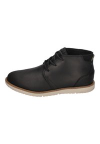 Botine negre din piele, cu vârful rotund, sistem de șireturi și talpă de cauciuc de culoare deschisă. Textură netedă, cu detalii de cusătură minime.