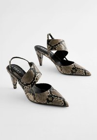 Sandales à talons hauts à bout pointu avec un motif en serpent noir et beige, dotées d'une boucle arrière et d'un talon aiguille anglé.