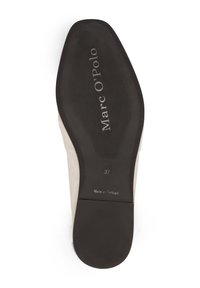 Zool van zwart rubber met een gestructureerde grip, met "Marc O'Polo" branding en maat "37." Bovenkant gemaakt van lichtbeige suède.
