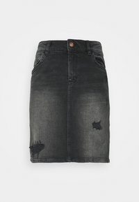Jupe en denim noir au design ajusté, avec des détails usés et un effilochage visible. Mi-longue avec une taille standard et une fermeture à bouton.