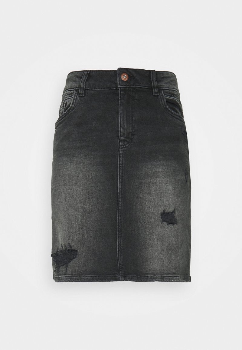 Jupe en denim noir au design ajusté, avec des détails usés et un effilochage visible. Mi-longue avec une taille standard et une fermeture à bouton.