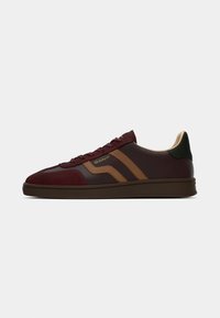 Smešani maroon i smeđi suede tenisice s kontrastnim prugama, dizajnom na vezanje, gumenenim đonom i podstavljenim ovratnikom. Jednostavan i elegantan izgled.