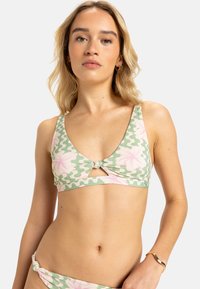 Zeleno-bež vzorovaný bikiny top s uzlom vpredu a ružovými kvetinovými vzormi. Hladká textúra s širokými ramienkami.