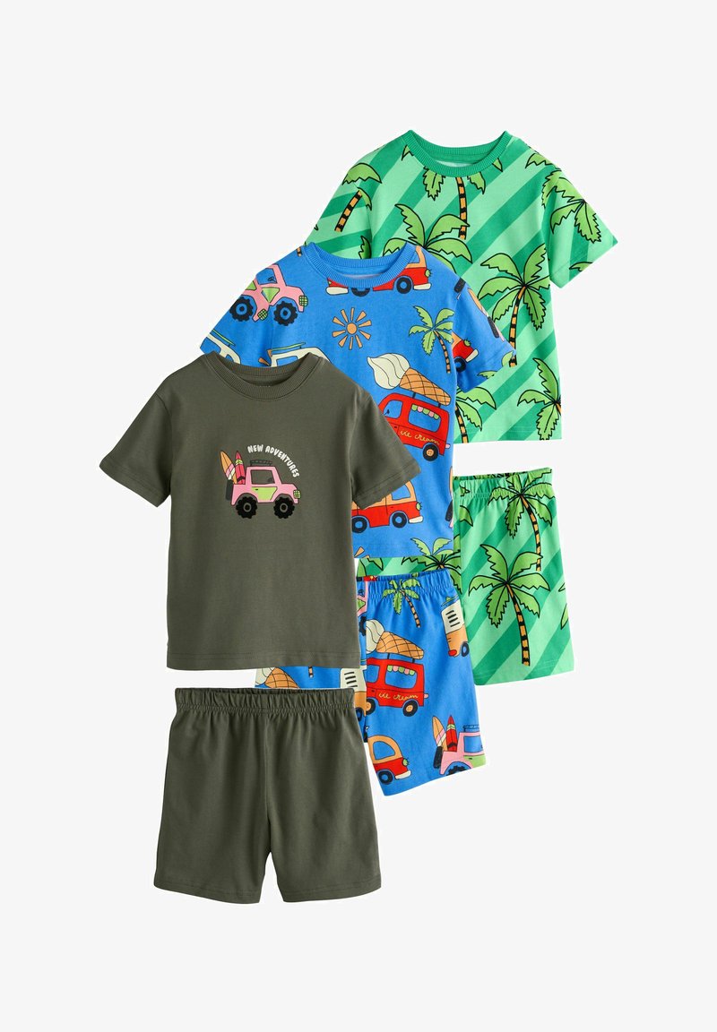 Tre farverige børnesæt med printede t-shirts og matchende shorts med palmer, biler og eventyrtemaer.