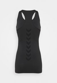 Débardeur de sport noir sans manches avec un design dos nageur et un motif vertical de chevrons foncés au centre du dos.