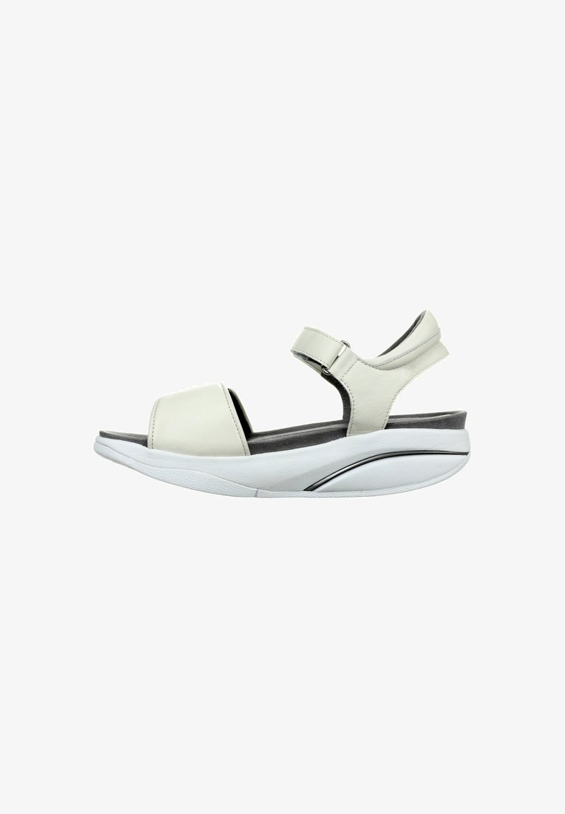 Hellgraue Leder-Sandale mit einem breiten Zehenriemen, verstellbarem Knöchelriemen und einer gepolsterten Sohle mit geschwungenem Design und minimaler Detailgestaltung.
