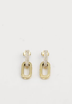 Boucles d'oreilles en ton or avec un design à double chute. La section supérieure est ornée d'une rangée de cristaux clairs ; la section inférieure est gravée.