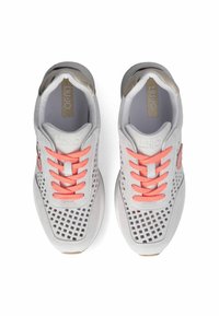 Adidași albi cu panouri din plasă, șireturi corai și accente metalice. Au o guler căptușit și tălpi texturate pentru aderență.