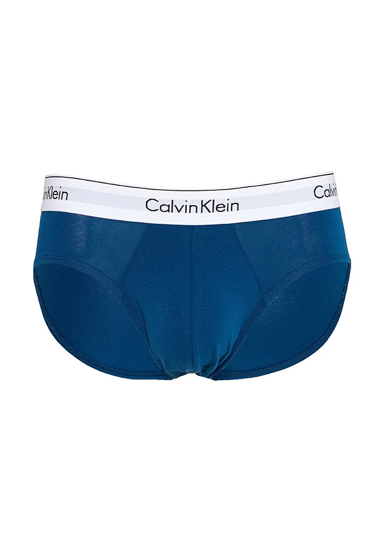 Bóxers oscuros para hombres en azul marino con una cinturilla elástica blanca que lleva el logo de "Calvin Klein". Están hechos de una tela suave y lisa con un ajuste ceñido.