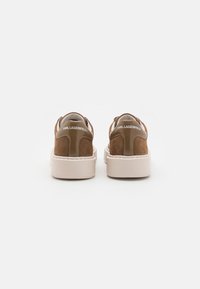 KARL LAGERFELD MAXI LOW - Sapatilhas - mid brown