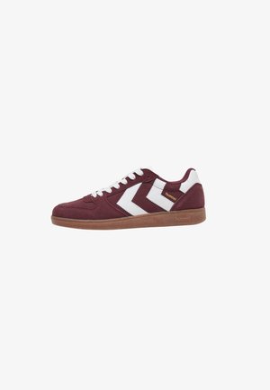 Bordeauxrote und weiße Low-Top-Sneaker mit weißen Chevron-Streifen, weißen Schnürsenkeln und Gummisohle, Seitenansicht.
