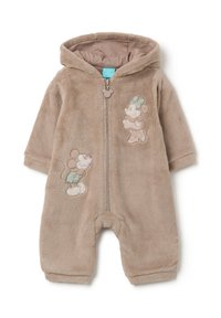 Weicher beiger Baby-Overall mit Kapuze, Frontreißverschluss und gestickten Mickey- und Minnie-Maus-Motiven auf der Brust und dem Bein.