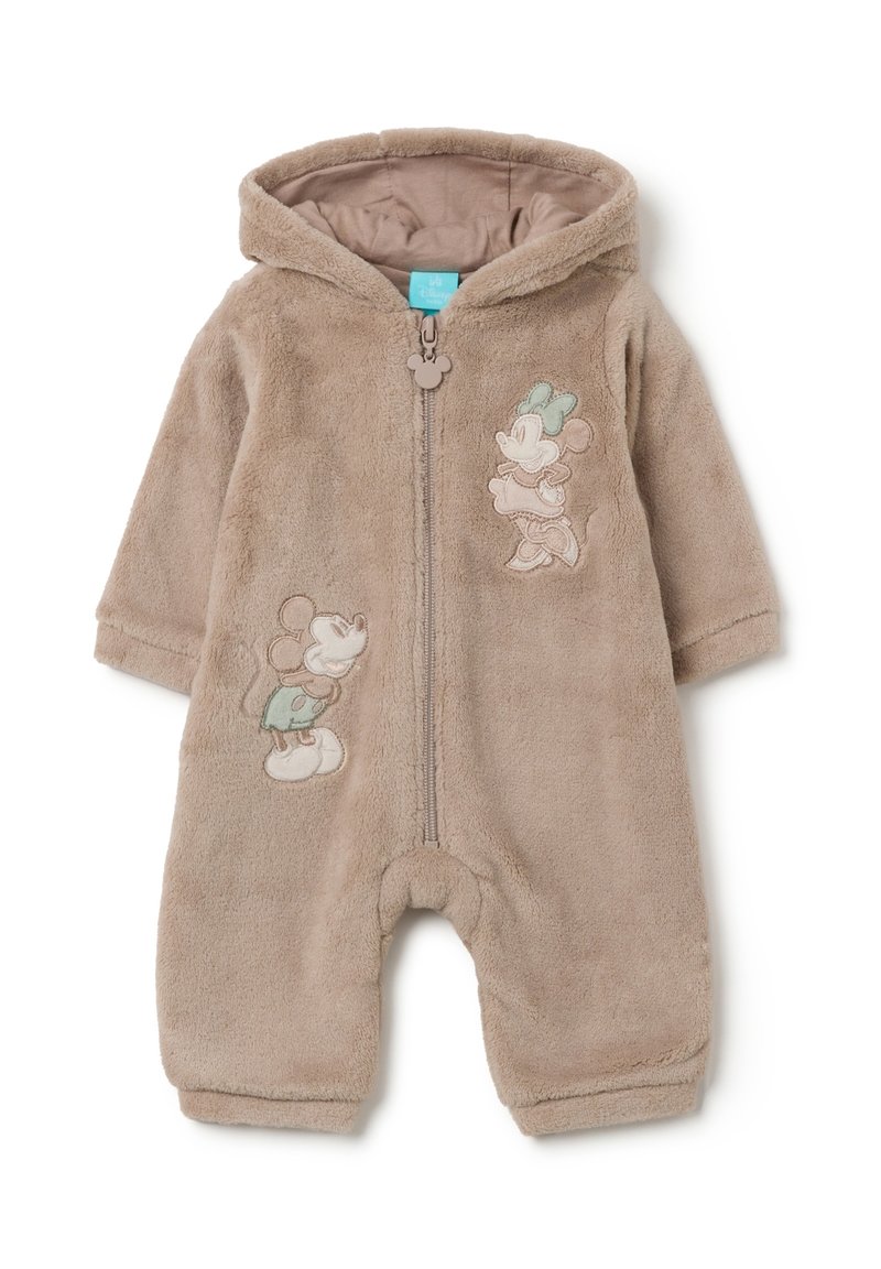 Weicher beiger Baby-Overall mit Kapuze, Frontreißverschluss und gestickten Mickey- und Minnie-Maus-Motiven auf der Brust und dem Bein.