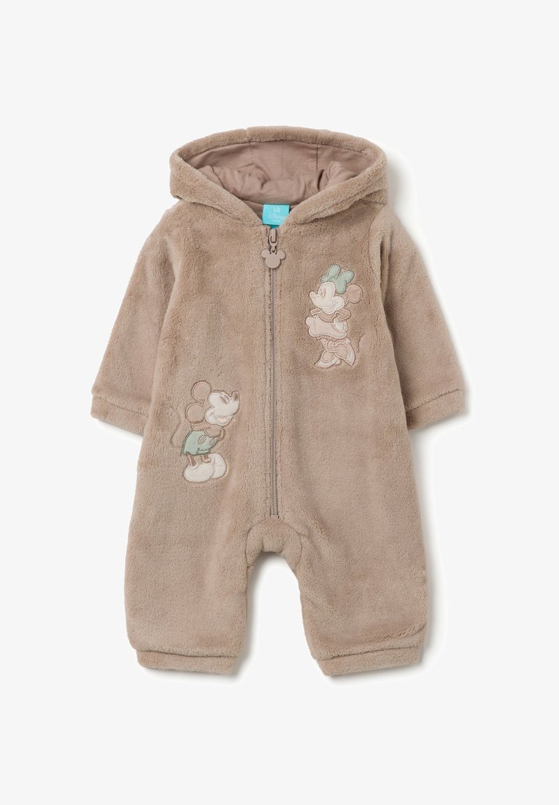 Weicher beiger Baby-Overall mit Kapuze, Frontreißverschluss und gestickten Mickey- und Minnie-Maus-Motiven auf der Brust und dem Bein.