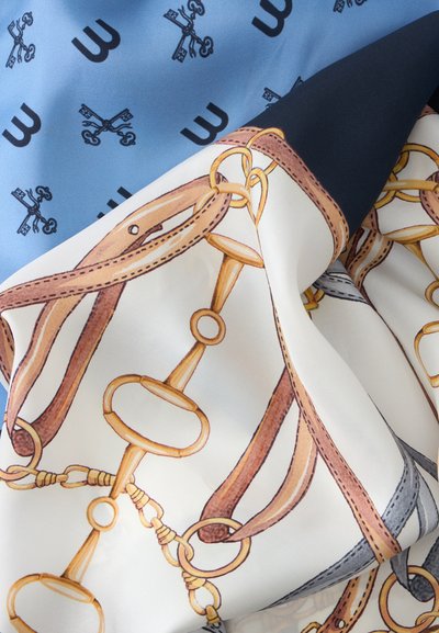 Tissu en soie avec un imprimé inspiré de l'équitation mettant en avant des sangles en cuir, des boucles dorées et une partie bleue ornée de clés croisées et d'un W stylisé.