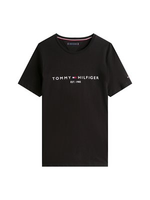 Musta puuvillainen T-paita, jossa on lyhyet hihat, pyöreä kaula-aukko ja etupuolella valkoinen ja punainen logo-teksti "TOMMY HILFIGER EST. 1985".