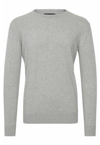 Suéter gris claro hecho de un suave tejido de punto, con un cuello redondo y mangas largas, con puños y dobladillo acanalados para un ajuste ceñido.