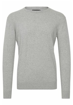 Pull gris clair en tricot doux, avec un col rond et des manches longues, présentant des poignets et un ourlet côtelés pour un look ajusté.