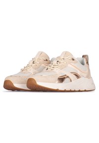 Beiga sportskor i mesh och mocka. Har metalliska detaljer, runda skor och en texturerad gummisula.