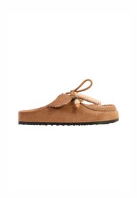 Chaussure style mocassin en daim couleur tan à enfiler avec lacet tressé et accents de perles, semelle en caoutchouc noire.