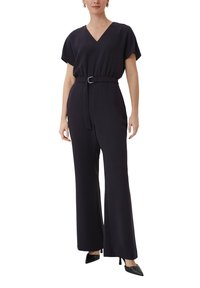 Marineblauer Overall mit V-Ausschnitt, kurzen Ärmeln, tailliertem Bündchen mit einem Gürtel und weitem Bein. Glatte Textur, minimale Hardware-Details.