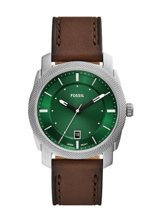 Montre à cadran vert avec boîtier en argent et bracelet en cuir brun, dotée d'un affichage de date, d'une lunette texturée et de repères horaires blancs.