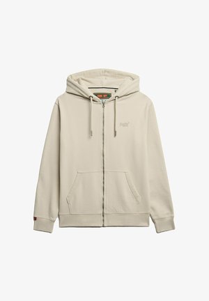 Sudadera con cremallera beige, con capucha ajustable, dos bolsillos frontales, puños y dobladillo acanalados. Presenta un logotipo bordado en el pecho.