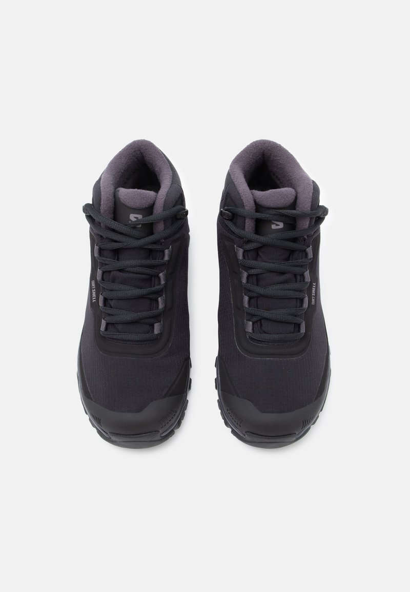 Schwarze Wanderschuhe mit Obermaterial aus strukturiertem Stoff, undurchsichtiger Gummisohle, runder Zehenform und verstärkten Ösen für die Schnürsenkel. Weiche Innenauskleidung.
