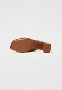 KARL LAGERFELD ASTRA NOVA WHIPSTITCH SLIDE - Sandali z visoko peto - tan