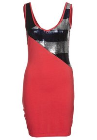 Robe rouge ajustée avec un décolleté en V profond, des accents noirs sur les épaules et une bande diagonale en sequins noirs et argentés sur la poitrine.