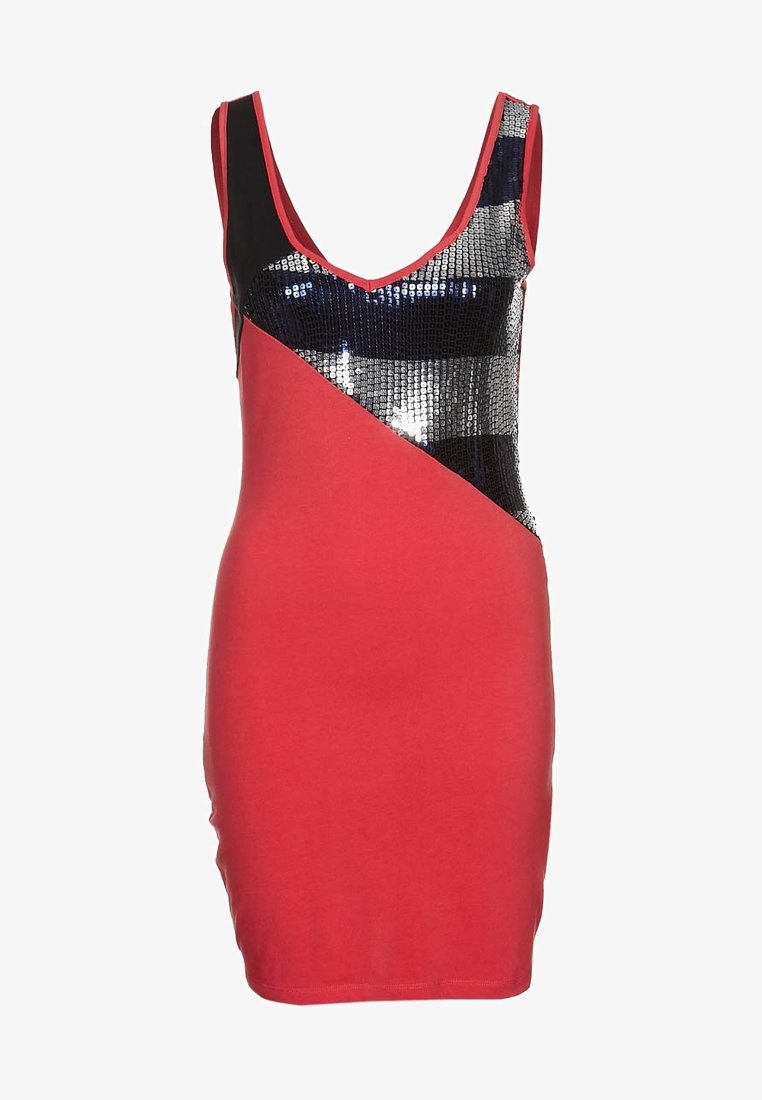 Robe rouge ajustée avec un décolleté en V profond, des accents noirs sur les épaules et une bande diagonale en sequins noirs et argentés sur la poitrine.